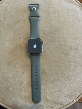 Apple Watch Series 8 Gold Stainless Steel with Olive Green Sport Band